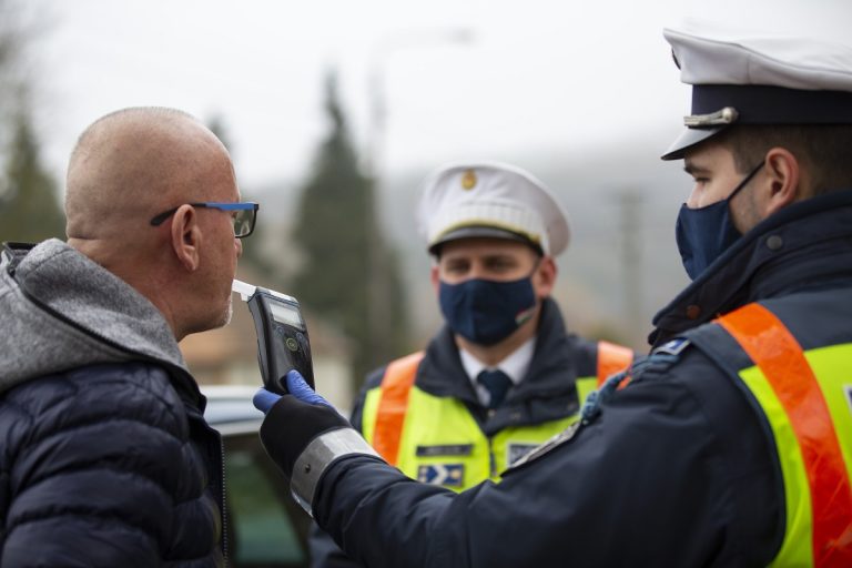 Sörrel kínálták a rendőrök a józan sofőröket Veszprémben