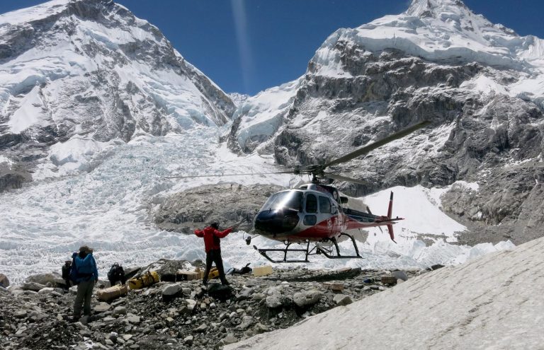A tragikus helikopter-baleset után Nepál betiltja a „nem létfontosságú repüléseket”