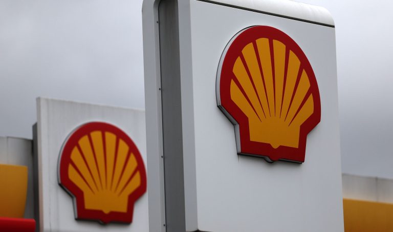 Az olajárak csökkenése nyomán a felére csökkent a Shell nyeresége