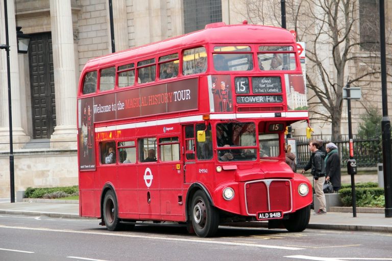 Emeletes buszba költözött egy brit család, rengeteg pénzt spórolnak így a számlákon