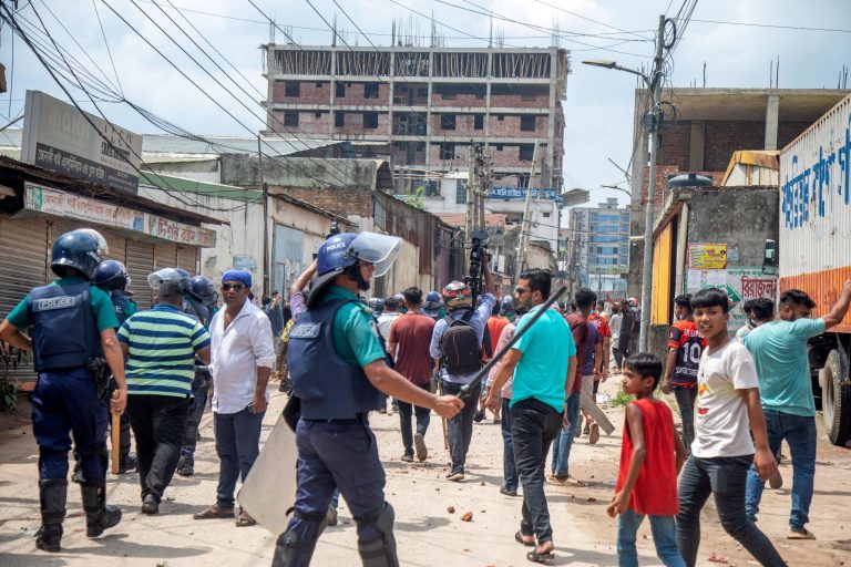 A miniszterelnök lemondását követelő tüntetőkkel csapott össze a bangladesi rendőrség