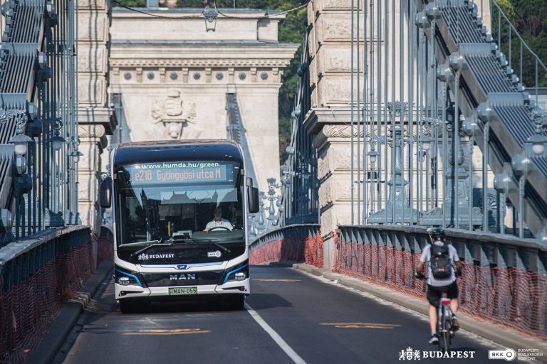 Ingyenesen kipróbálható elektromos buszok jelennek meg Budapesten