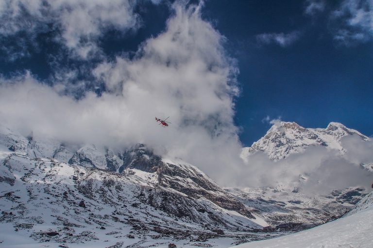 Lezuhant egy helikopter hat emberrel a fedélzetén a Mount Everest közelében