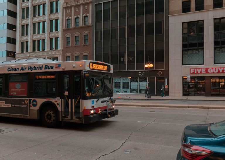 Frontálisan ütközött egy autós egy busszal Chicagóban, áldozat is van (videó)