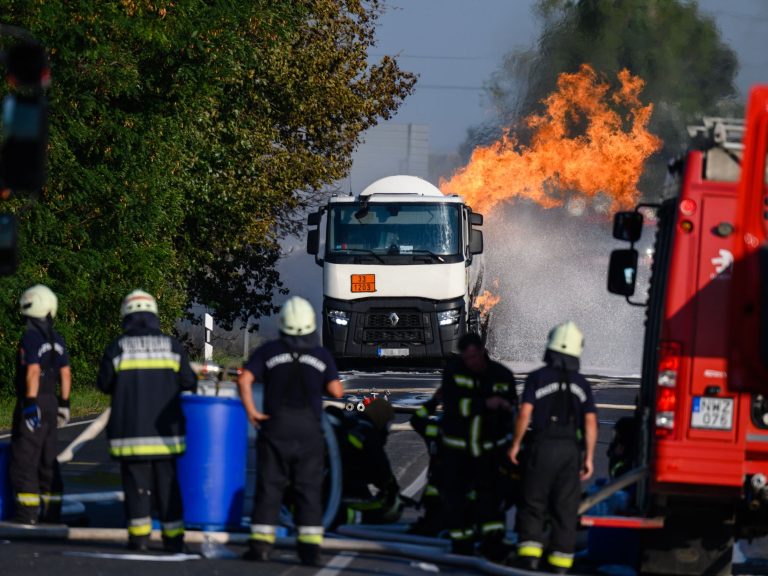 40 tűzoltó oltotta a lángoló üzemanyag-szállítót a 62-es úton (videó)