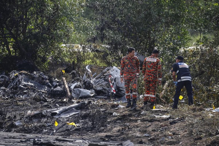 Tíz ember életét vesztette, miután az autópályára zuhant egy repülőgép Malajziában