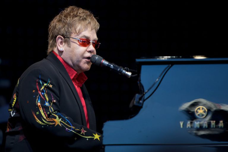 Elton John kórházba került, miután elesett franciaországi otthonában