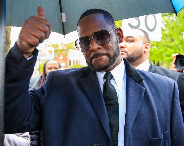 R. Kelly jogdíjaiból fizetik ki áldozatai 176 millió forintos kártérítését