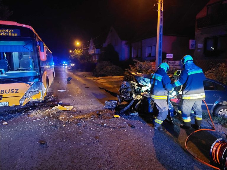 Súlyos baleset Galgahévízen: az autó sofőrje csodával határos módon túlélte (fotók)