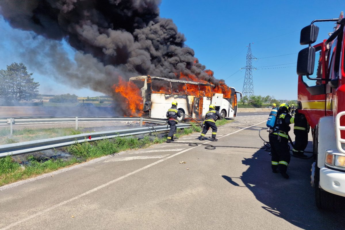 Teljes terjedelmében lángolt egy távolsági busz az M3-ason (fotók)