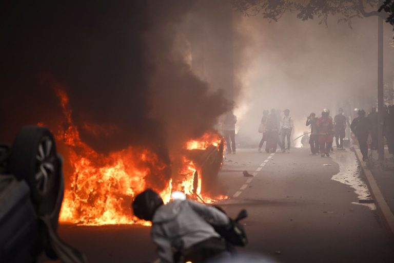 Továbbra is őrizetben van a tüntetések kapcsán erőszakkal vádolt francia rendőr