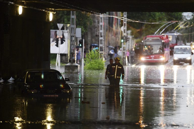 Pincéket, garázsokat és aluljárókat árasztott el az esővíz Budapesten