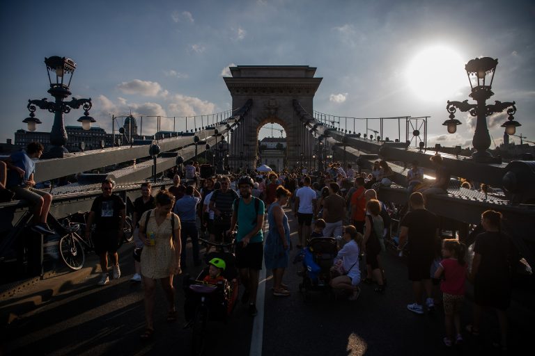 Nemzeti színekben világított péntek este a felújított és átadott gyönyörű Lánchíd