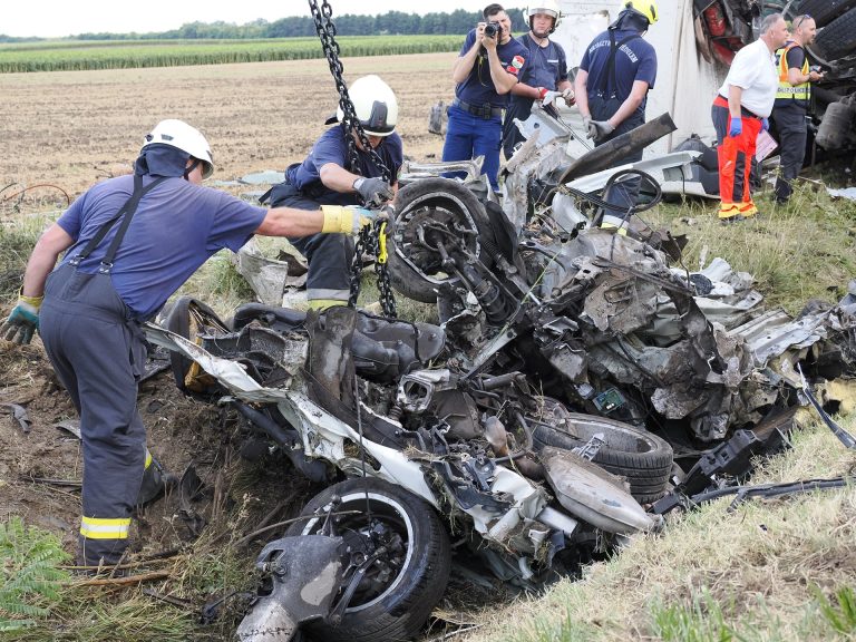 Helyszíni fotók a Dunaföldvárnál történt szörnyű halálos balesetről