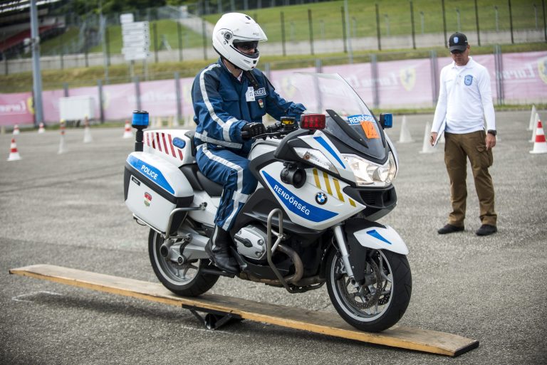 11 hónappal súlyos balesete után újra szolgálatba állt a BRFK motoros járőrvezetője