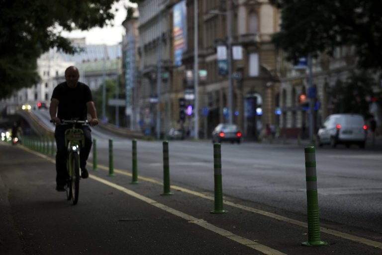 Kiderült, mennyi pénzt költött a főváros a védett kerékpársávokra