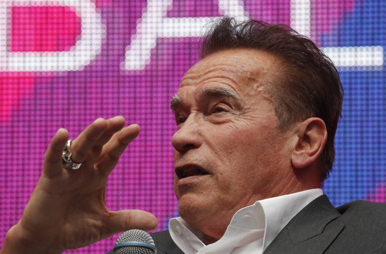 Bicepszedzés közben videózták a 76 éves Arnold Schwarzeneggert