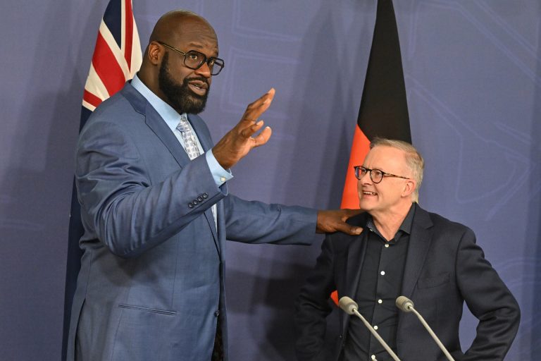 Letépte magáról a trikót Shaquille O’Neal, majd feszített egyet (videó)