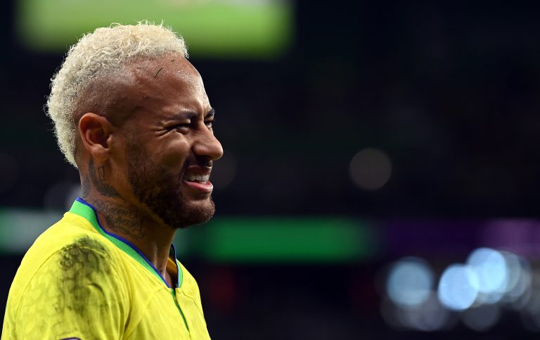 Neymar full lazán tekerte oda a labdát a medence mellett (videó)