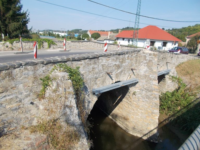 Rendőrök mentették meg egy férfi életét, aki a Völgységi-patakba esett