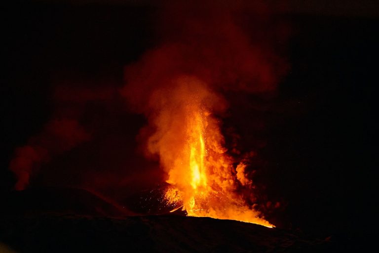 Kitört az Etna, sorra törlik a repülőjáratokat a szicíliai Catania repülőterén