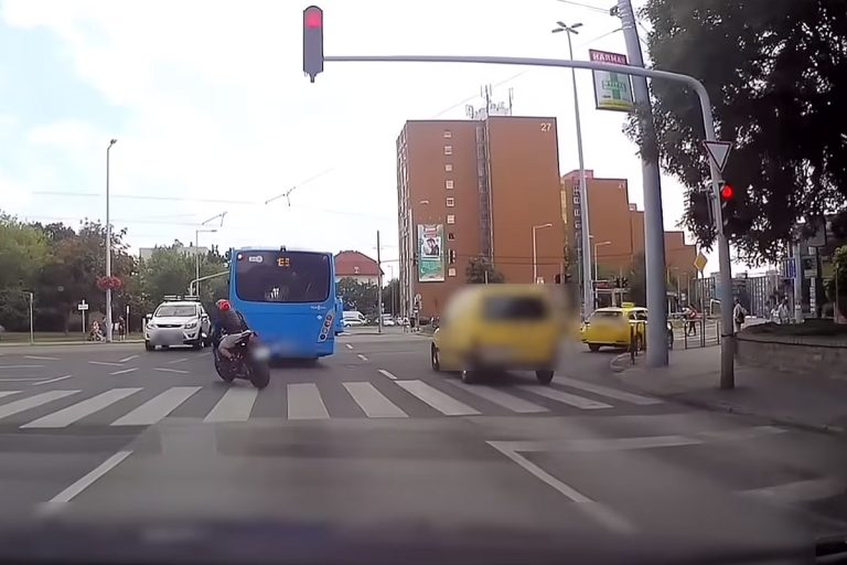 Piroson kanyarodott ki egy motoros a busz mögül Kőbányán, csúnya baleset lett belőle