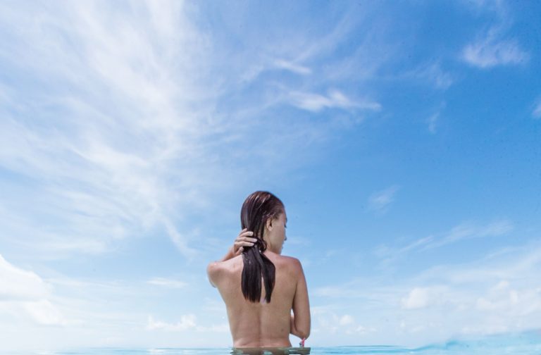 Katalán nudisták kampányolnak a fürdőruhás strandolók ellen