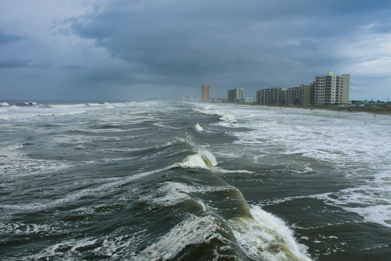 Florida partjai felé tart az Idalia trópusi vihar