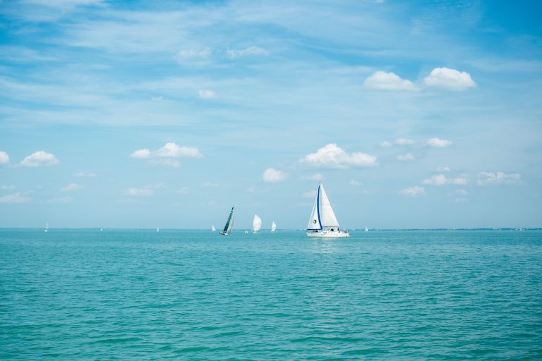 Újabb embereket mentettek ki a Balatonból