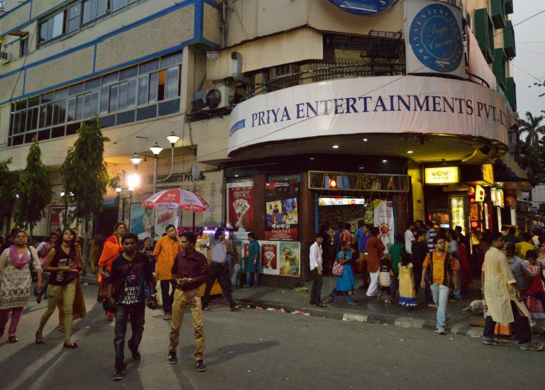 A cégek szabadnapot adnak a dolgozóknak Indiában, hogy megnézzenek egy filmet