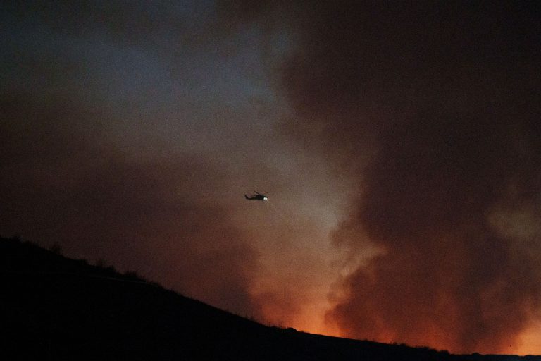 Kaliforniai erdőtüzek: két tűzoltó helikopter összeütközött, 3 ember meghalt