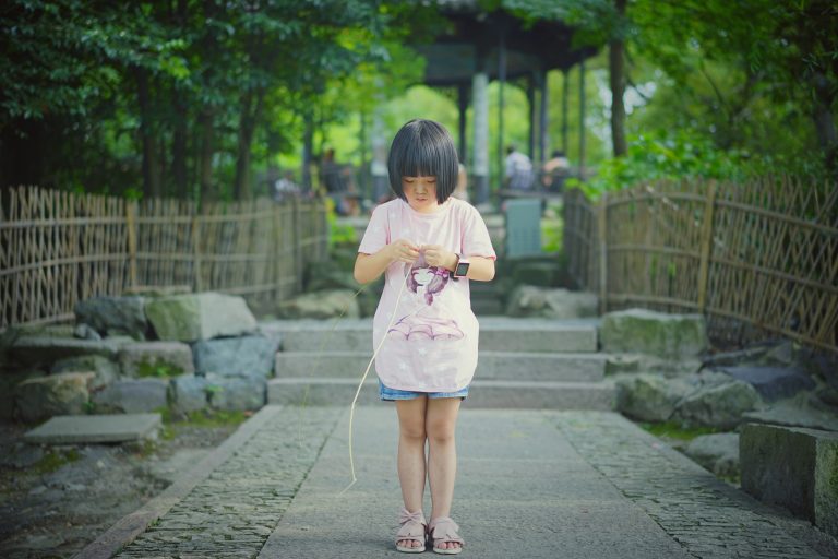 Kínában kivehetik a mobilt a gyerekek kezei közül