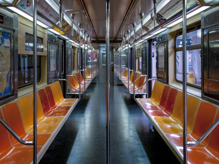 Ázsiai családra támadt rá három nő a New York-i metrón