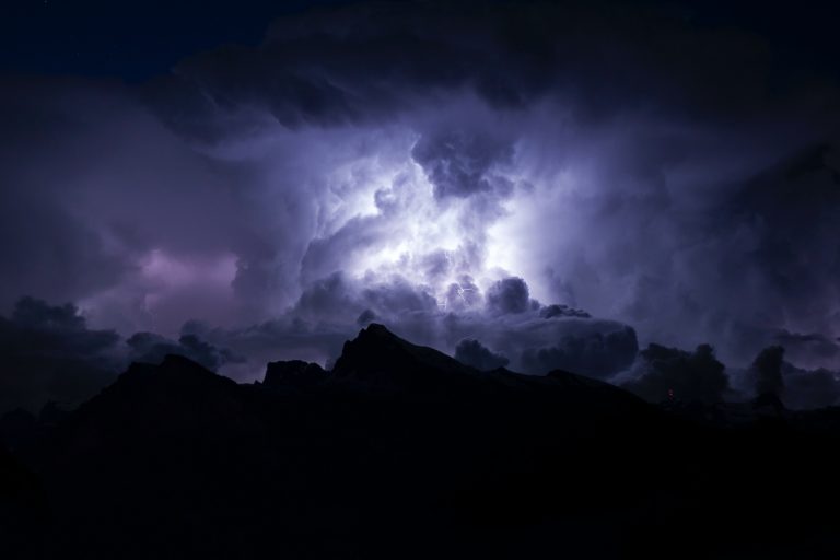 Másodfokú meteorológiai riasztást adtak ki két vármegyére, jégeső is lehet