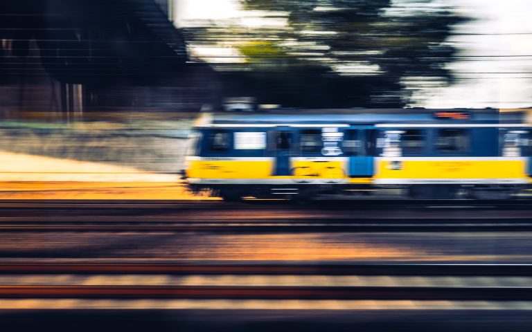 25 vonat állt le Lengyelországban vészfékek távolsági aktiválása miatt