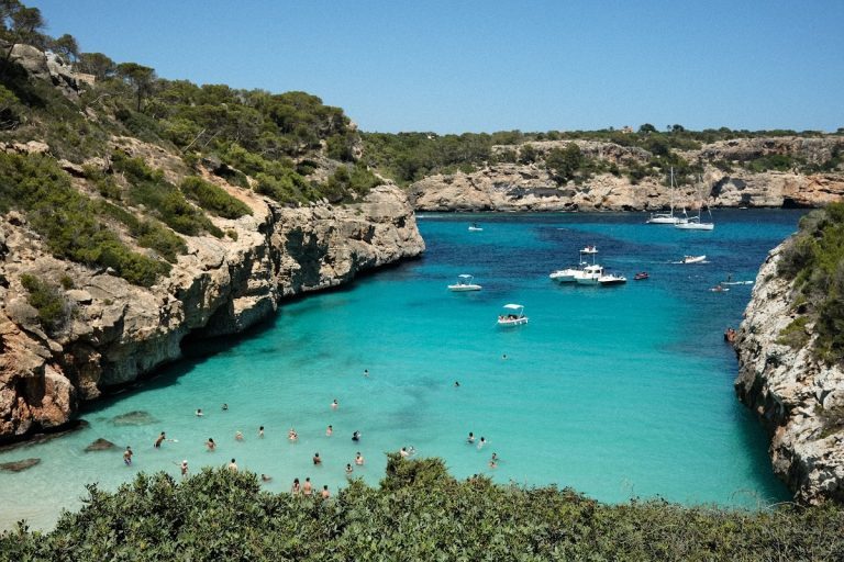 Turistariasztó táblákat tett ki egy helyi aktivistacsoport Mallorca több strandján