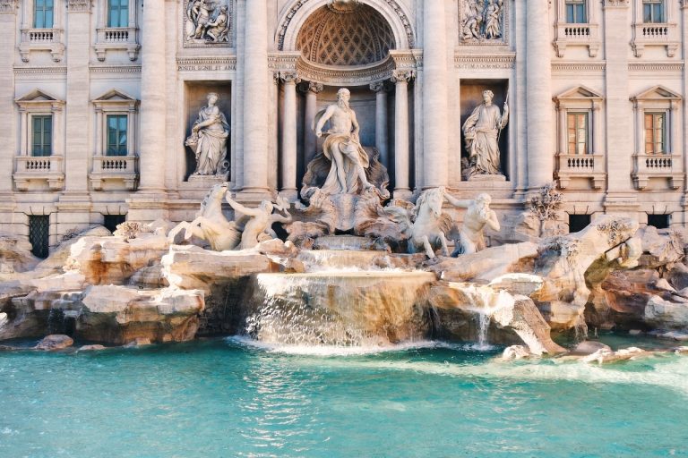 A Trevi-kút közepén állva töltötte meg kiürült kulacsát egy turista