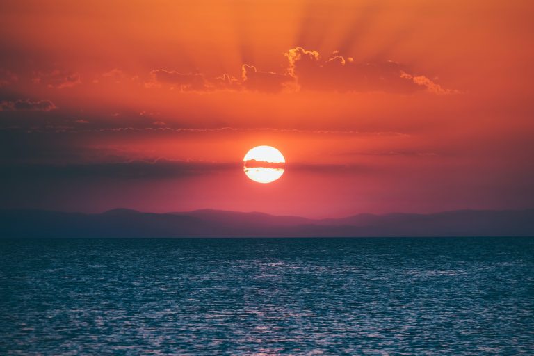 Ilyen forróság vár ránk vasárnap, irány a strand