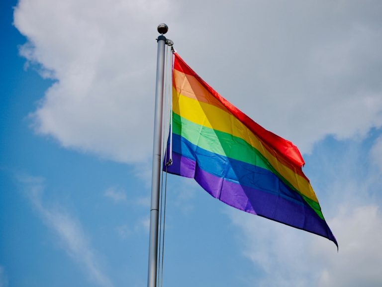 Agyonlőttek egy amerikai boltost, mert Pride-zászlót tett ki az üzlete elé