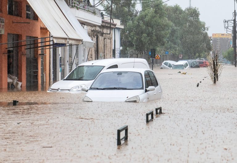 Fotókon a pusztító görög áradás, tíz óra alatt 528 mm csapadék esett