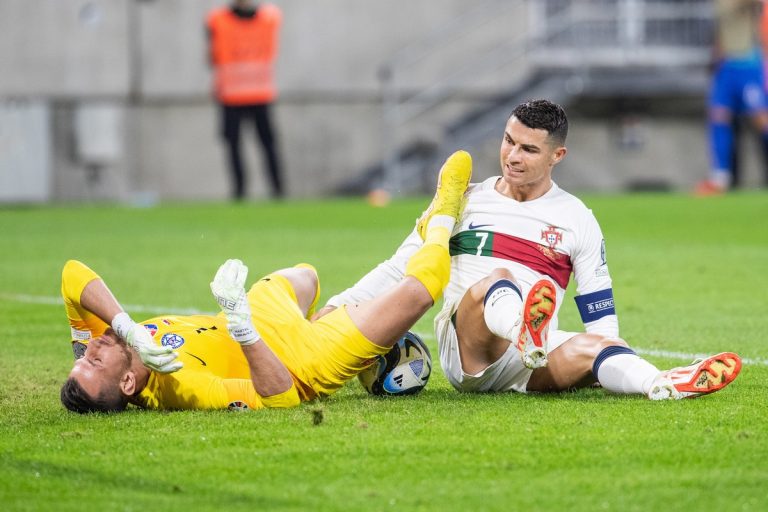 Ronaldo örülhet, hogy egyáltalán megúszta a piros lapot (videó)