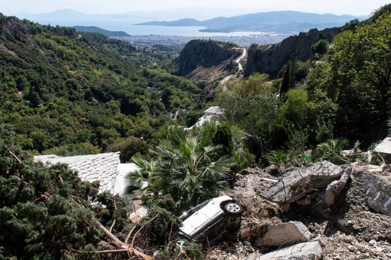 Romokban a görög infrastruktúra, pokoli állapotokról számolnak be a helyiek