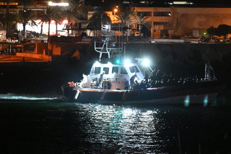 Holtan találtak egy újszülöttet a bevándorlók hajójában Olaszországban