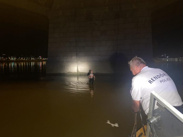 A Dunába zuhant a Margít hídról egy fiatal nő – vízirendészek mentették meg az életét