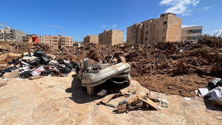 Líbiai áradások: egy héttel a katasztrófa után megérkeztek az első segélyek