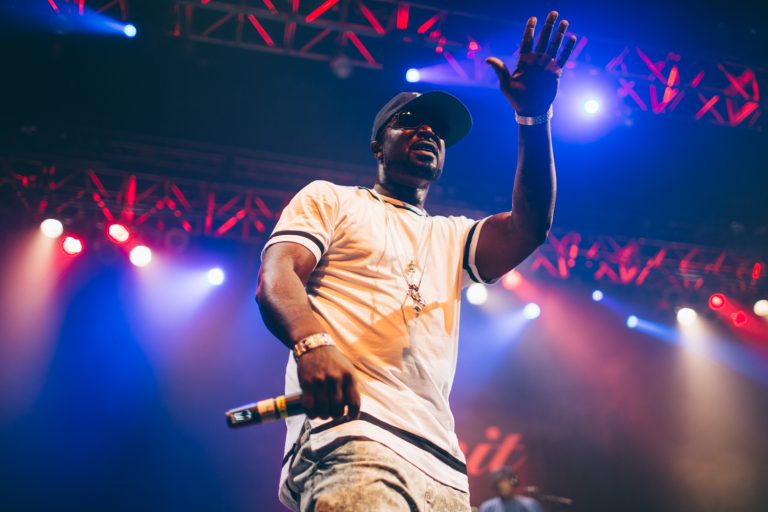 50 Cent ideges lett koncert közben, egy mikrofonnal eltalált egy rajongót