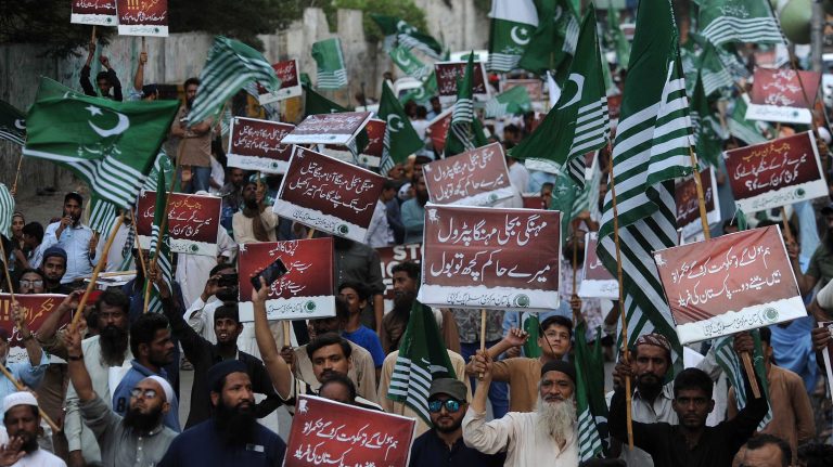 Az egekbe szöktek az energiaárak Pakisztánban, erőszakba torkollottak a tüntetések