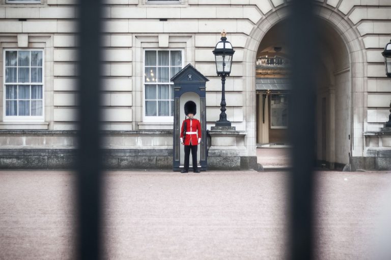 Felmászott a Buckingham-palota közelében lévő falra, vádat emeltek ellene