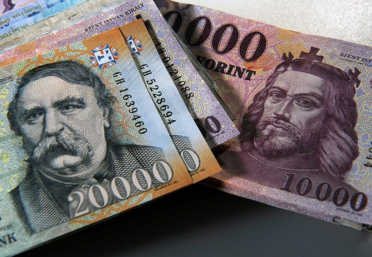 Tovább gyengült a forint, 390 fölött az euró árfolyama