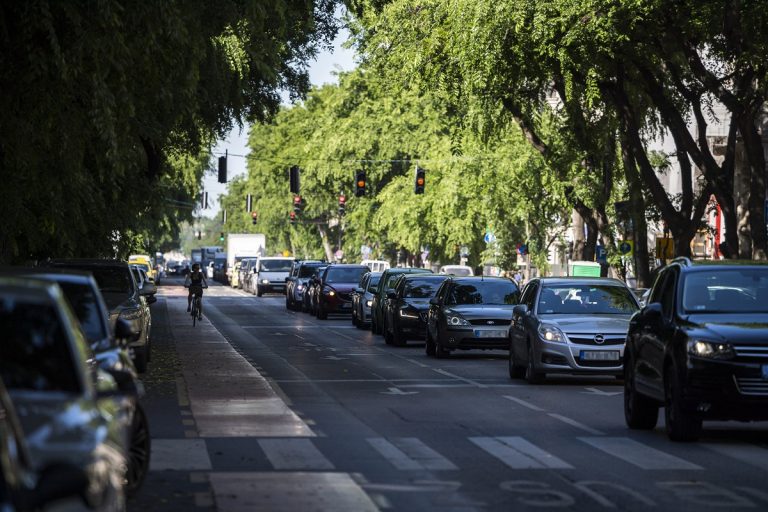 A kerékpársávok vagy a rengeteg autó miatt van dugó Budapesten?